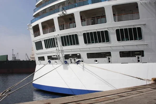 Vue rapprochée de la queue du grand paquebot de croisière blanc moderne avec câble d'amarrage au port de cargaison de la mer ou de l'océan — Photo