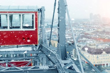 Soğuk kar yağışlı bir günde Viyana 'nın panoramik manzarası Prater lunapark dönme dolabının tepesinden. Kış Viyana tatil gezisi geçmişi