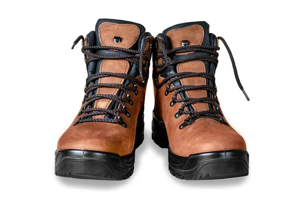 一双新的现代高棕色皮革远足靴，白色背景隔离。 两只徒步旅行的粗糙而温暖的冬鞋. 男性室外旅行和活动设备 — 图库照片