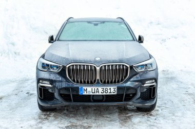 Ischgl, Avusturya - 10 Ocak 2020: Soğuk kış gününde en yeni Bmw x5 G05 lüks SUv açık havada park etti. Araç donuk ve buz saçakları ile kaplı.