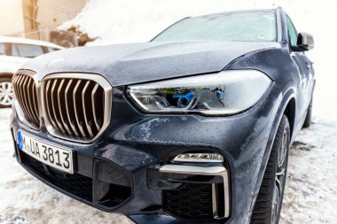 Ischgl, Avusturya - 10 Ocak 2020: Soğuk kış gününde en yeni Bmw x5 G05 lüks SUv açık havada park etti. Araç donuk ve buz saçakları ile kaplı.