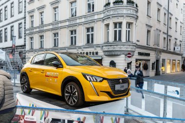 Wels, Avusturya - 11 Ocak 2020: En yeni Peugeot 208 gt-line 2020 modeli Avrupa 'nın orta kesimindeki eski Wels buz pateni pisti arasında bodrumda duruyor. Avrupa 'da araç reklamı ve sunumu
