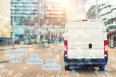 Avrupa 'nın merkez bölgesinde küçük bir kargo minibüsü kullanılıyor. Sıfır emisyon çevre dostu kamyonet minivan kurye aracı şehir merkezindeki ofise paket teslim ediyor. Sürdürülebilir lojistik