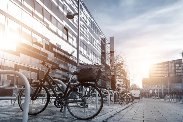 Ποδήλατο σταθμευμένο κοντά στο σύγχρονο διαμέρισμα κατοικίες ή κολέγιο πανεπιστημιούπολη στο κέντρο της ευρωπαϊκής πόλης δρόμο. Οικολογικές μεταφορές και υγιής έννοια του ενεργού τρόπου ζωής. Βιώσιμη μετακίνηση εργασίας — Φωτογραφία Αρχείου
