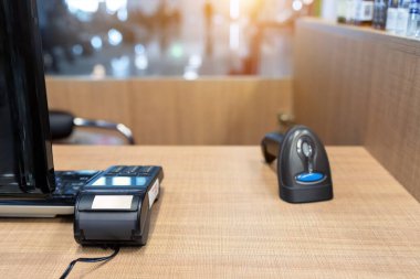 Emty kasiyer masası Pos terminali barkod tarayıcısı, makbuz yazıcısı, cüzdan ve kredi kartı okuyucu ekipmanlarıyla. Mobil ve kablosuz NFC teknolojisiyle ödeme ticareti. İş yeri ve kariyer