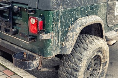 Yakın plan çamur kirli tekerlek off-road kaldırıldı Atv SUV araç sonra aşırı ralli çapraz rekabet. Akortlu arazi aracı parçası açık hava bataklık kırsal kupa yarışması. Macera konsepti