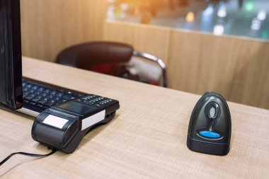 Emty kasiyer masası Pos terminali barkod tarayıcısı, makbuz yazıcısı, cüzdan ve kredi kartı okuyucu ekipmanlarıyla. Mobil ve kablosuz NFC teknolojisiyle ödeme ticareti. İş yeri ve kariyer