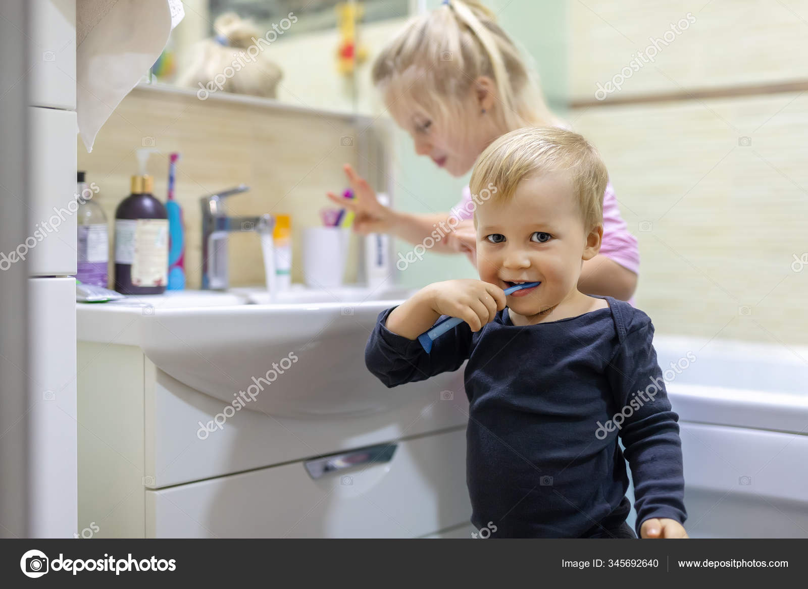 Сестра моет маленькую сестру. Ребенок моет зубы с радостью. Wash face Brush Teeth. Wash face and Brush my Teeth. Wash a Teeth Arms face.