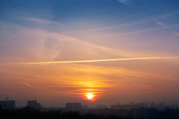 Dramatische Kleurrijke Zonsondergang Zonsopgang Hemellandschap Met Lijn Rij Van Stad — Stockfoto