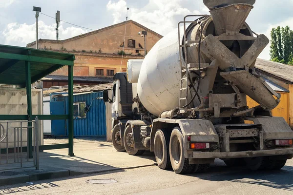 Vista Trasera Del Camión Mezclador Cemento Pesado Que Entra Sitio — Foto de Stock