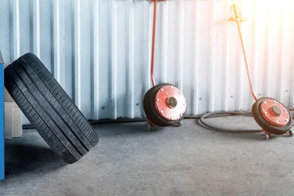 자동차 음력의 타이어는 작업장에서 바뀐다 타이어 공기를 불어넣을 수있는 승하는 — 스톡 사진