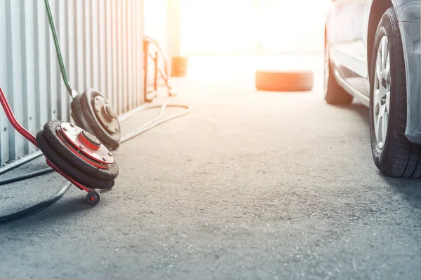 자동차 음력의 타이어는 작업장에서 바뀐다 타이어 공기를 불어넣을 수있는 기압기가 — 스톡 사진