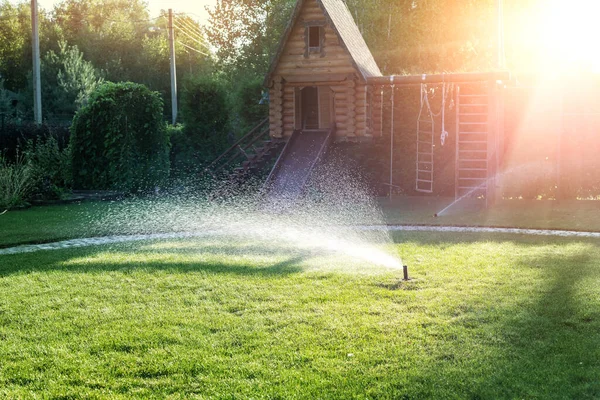 Automatisches Gartenbewässerungssystem Mit Verschiedenen Sprinklern Die Unter Rasen Installiert Sind — Stockfoto