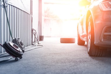 Araba tekerleği tamir atölyesi. Atölyede mevsimlik lastik değişimi. Araç lastiği tamiri, teftiş ve bakım. Şişirilebilir hava basınçlı otomotiv garajı. Kopyalama metni.