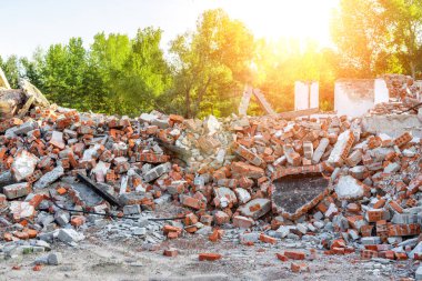 Yıkılan eski sanayi binasının yakın çekim kalıntıları. Beton ve tuğla çöpleri, enkaz, moloz ve yıkım atıkları terk edilmiş akarsu ya da bitki kalıntıları. Deprem şehri manzarası.