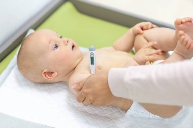 Doktor Pediatrist çocuğu muayene ediyor. Çocuk doktoru ofiste bebek bakımı yapıyor. Tıp, sağlık, pediatri ve insanlar. Çocuk sağlığı, sağlık kontrolü ve hastalık önleme kavramı.