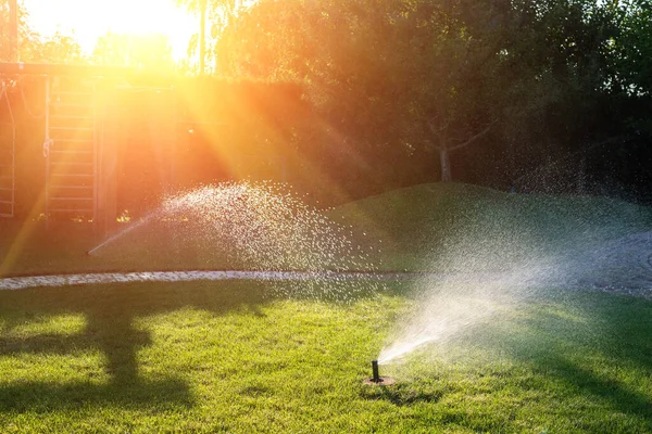 Automatisches Gartenbewässerungssystem Mit Verschiedenen Sprinklern Die Unter Rasen Installiert Sind — Stockfoto