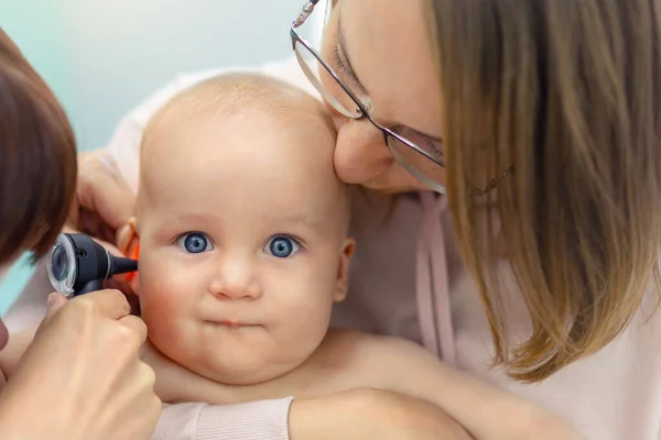 Médico Pediatra Examinando Oreja Infantil Con Otoscopio Mamá Sosteniendo Bebé — Foto de Stock