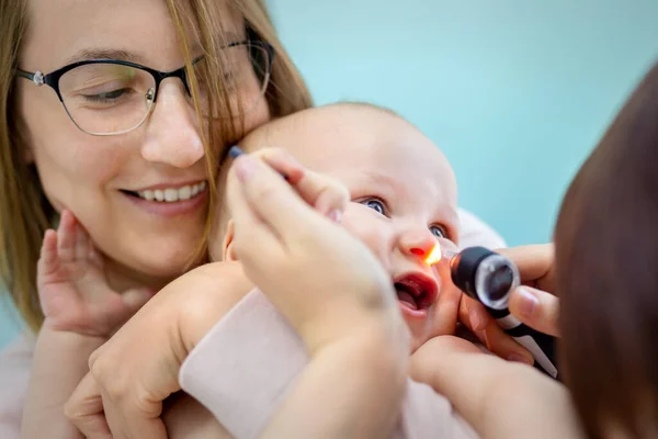 Kinderarzt Untersucht Kindernase Mit Otoskop Mutter Hält Baby Mit Händen — Stockfoto