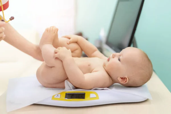 Специалист Педиатр Проводит Измерения Массы Тела Младенца Время Скринингового Осмотра — стоковое фото