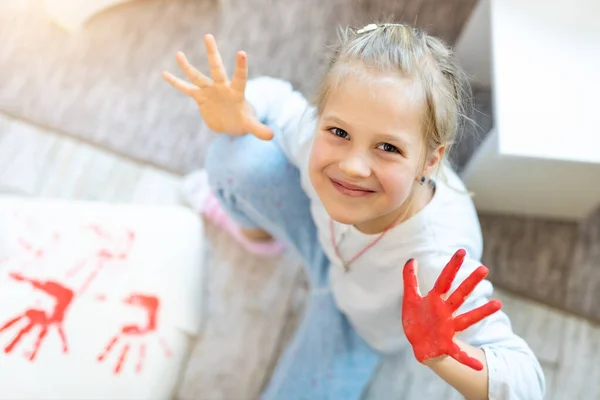 Schattige Schattige Blanke Kleine Blonde Meisje Genieten Van Plezier Schilderen — Stockfoto