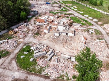 Eski yıkılan sanayi binasının hava aracı görüntüsü. Beton ve tuğla çöpleri, enkaz, moloz ve yıkım atıkları terk edilmiş akarsu ya da bitki kalıntıları. Deprem şehri manzarası.
