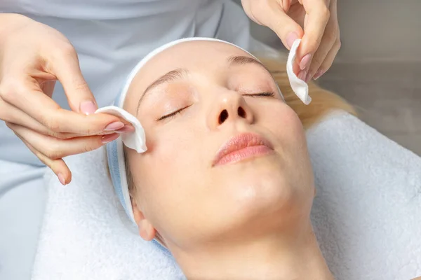 Közelkép Kozmetikus Orvos Kezét Hogy Age Eljárás Maszk Peeling Fiatal — Stock Fotó