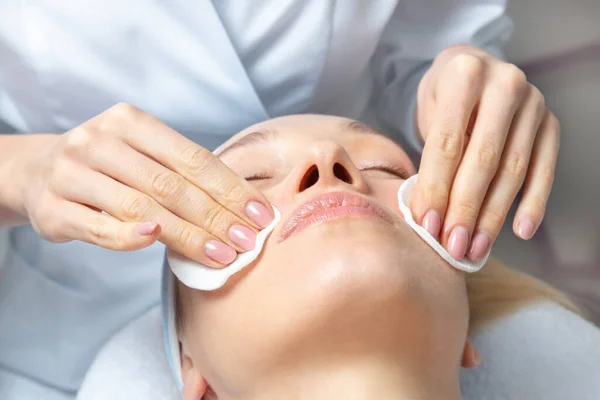 Közelkép Kozmetikus Orvos Kezét Hogy Age Eljárás Maszk Peeling Fiatal — Stock Fotó