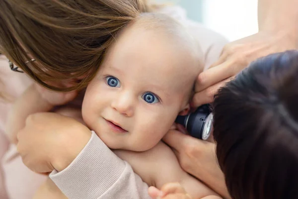 Kinderarzt Untersucht Kinderohr Mit Otoskop Mutter Hält Baby Mit Händen — Stockfoto