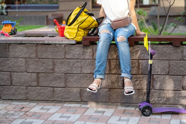 Junge Erwachsene Frau Lässiger Kleidung Sitzt Auf Holzbank Kinderspielplatz Und — Stockfoto