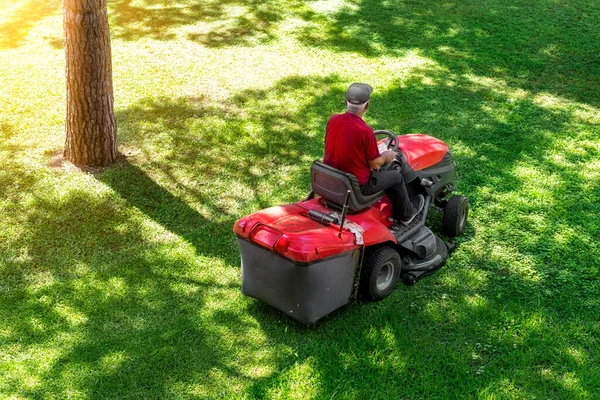 Profesyonel Çim Biçme Makinesi Işçisinin Tepeden Aşağı Manzarası Şehir Parkında — Stok fotoğraf