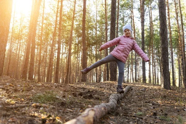 Unga Små Söta Söta Glada Lekfulla Kaukasiska Skolflicka Njuta Att — Stockfoto