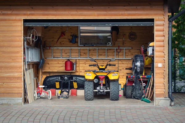 Fasada Widok Przodu Otwarte Drzwi Quad Atv Parking Dla Motocykli — Zdjęcie stockowe