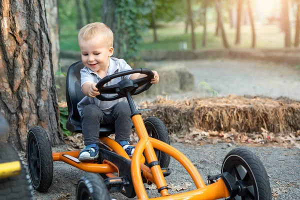 Bonito Adorável Sorridente Caucasiano Criança Menino Sentado Pedal Brinquedo Carro — Fotografia de Stock