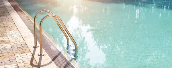 Gran piscina rectangular vacía de lujo con agua azul limpia y escalera en el complejo de playa del bosque tropical a la luz de la mañana amanecer y nadie al aire libre. Vida sana de ocio, viajes y ejercicio — Foto de Stock