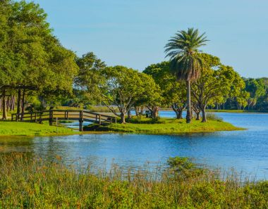 John S. Taylor Park Largo, Florida adaya ahşap köprü görünümünü ve bir yürüyüş için güzel bir gün.