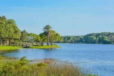 John S. Taylor Park Largo, Florida adaya ahşap köprü görünümünü ve bir yürüyüş için güzel bir gün.