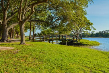 John S. Taylor Park Largo, Florida adaya ahşap köprü görünümünü ve bir yürüyüş için güzel bir gün.