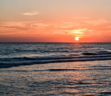 Indian Rocks Beach Meksika Körfezi, Florida üzerinde günbatımında