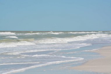 Indian Rocks Beach Florida Meksika Körfezi üzerinde kaba sörf.