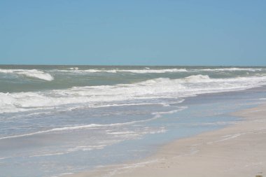 Indian Rocks Beach Florida Meksika Körfezi üzerinde kaba sörf.