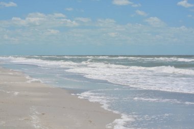 Indian Rocks Beach Florida Meksika Körfezi üzerinde kaba sörf.