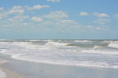 Indian Rocks Beach Florida Meksika Körfezi üzerinde kaba sörf.