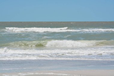 Indian Rocks Beach, Florida Meksika Körfezi üzerinde sörf doldu.