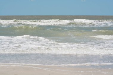 Indian Rocks Beach, Florida Meksika Körfezi üzerinde sörf doldu.