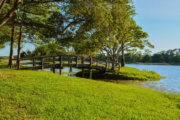 Ein schöner tag für einen spaziergang und der blick von der holzbrücke auf die insel im john s taylor park in largo, florida. — Stockfoto