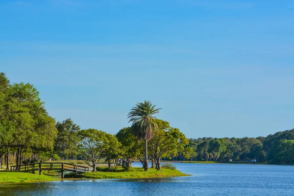 Ein schöner tag für einen spaziergang und der blick von der holzbrücke auf die insel im john s taylor park in largo, florida. — Stockfoto