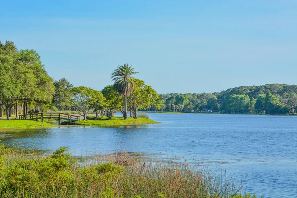 John S. Taylor Park Largo, Florida adaya ahşap köprü görünümünü ve bir yürüyüş için güzel bir gün. — Stok fotoğraf