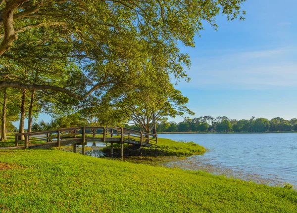 Krásný den na procházku a pohled dřevěný most na ostrov na John S. Taylor Park v Largo, Florida. — Stock fotografie