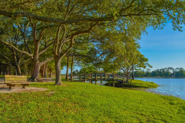 A beautiful day for a walk and the view of the wood bridge to the island at John S. Taylor Park in Largo, Florida. — Stock Photo, Image